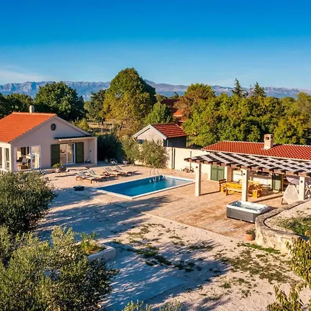 Villa Oliveto With Pool