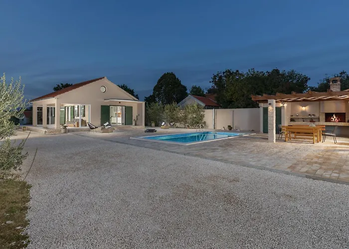 Villa Oliveto With Pool